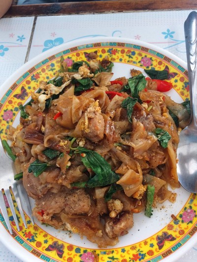 ผัดขี้เมาเส้นใหญ่หมูหมัก