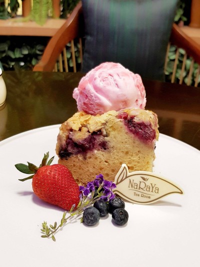 Berry Cake With Vanilla Ice-Cream