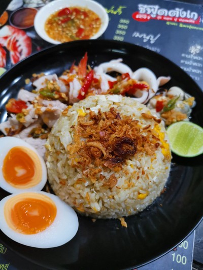 ข้าวผัดพริกเกลือ(กุ้ง หมึก หมู หอยนางรม)