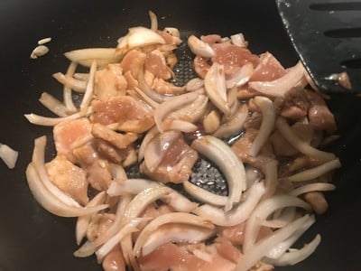 วิธีทำ เนื้อไก่นุ่มผัดพริกหยวก