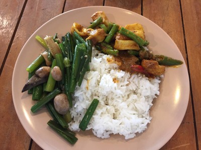 ผัดเครื่องแกงปลาหมึก