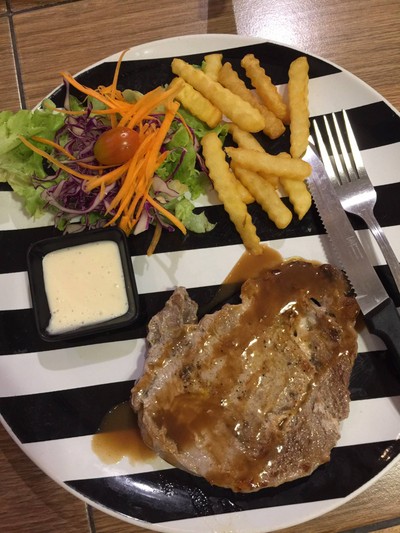 สเต็กเนื้อวัวพริกไทยดำซอสเกรวี่