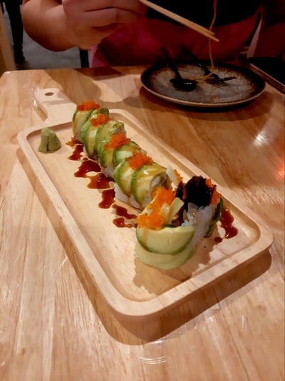 ข้าวห่อไส้ปลาไหลชีสฟิลาเดลเฟียทอ็ปอโวคาโด้