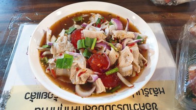 ยำหมูสามชั้นสไลด์+ไข่เค็ม