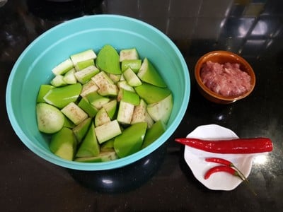 วิธีทำ หมูสับผัดมะเขือยาว วิธีทำ หมูสับผัดมะเขือยาว