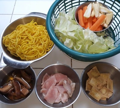 วิธีทำ ผัดยากิโซบะหมู วิธีทำ ผัดยากิโซบะหมู