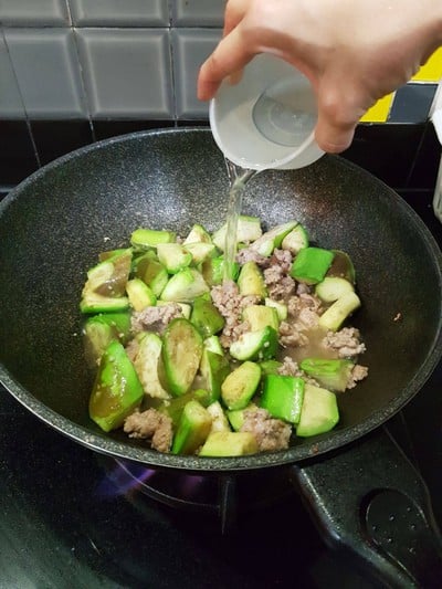 วิธีทำ หมูสับผัดมะเขือยาว วิธีทำ หมูสับผัดมะเขือยาว