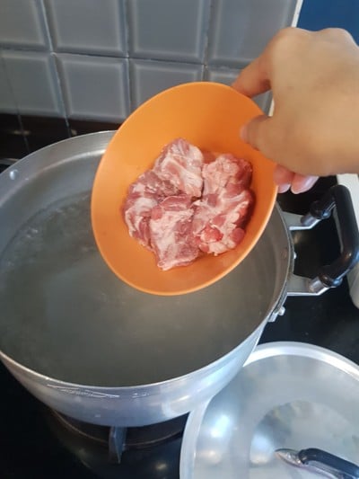 วิธีทำ ต้มมะระผักดองกระดูกหมู วิธีทำ ต้มมะระผักดองกระดูกหมู