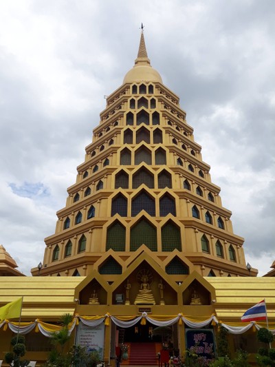 ตัวโบสถ์ดูเด่นเห็นแต่ไกล