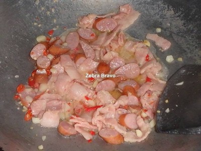 วิธีทำ ข้าวผัดกะเพราเบคอนไส้กรอก วิธีทำ ข้าวผัดกะเพราเบคอนไส้กรอก