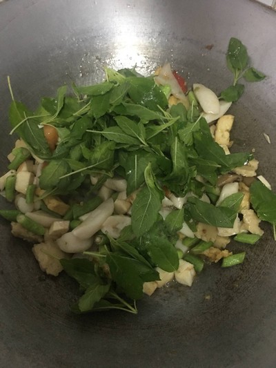 วิธีทำ “ผัดกระเพรายอดมะพร้าวอ่อนเจ"