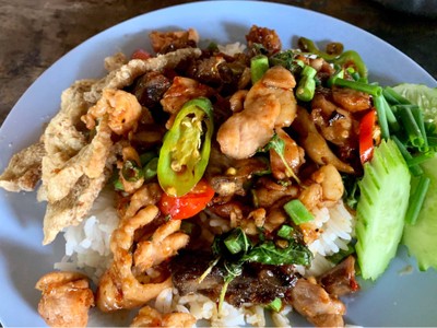 ข้าวผัดฉ่า ไก่ ใส้อ่อน