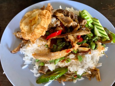 ข้าวผัดกะเพราเครื่องในหมู