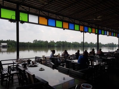 บรรยากาศ กินลม ชมปลา แม่น้ำบางปะกง 8 ริ้ว