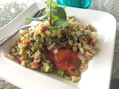 ยำปาแซลมอนสมุนไพร