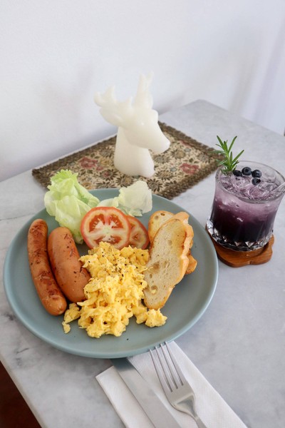 เมนู Set A ไส้กรอก ไข่ ขนมปังกระเทียม
