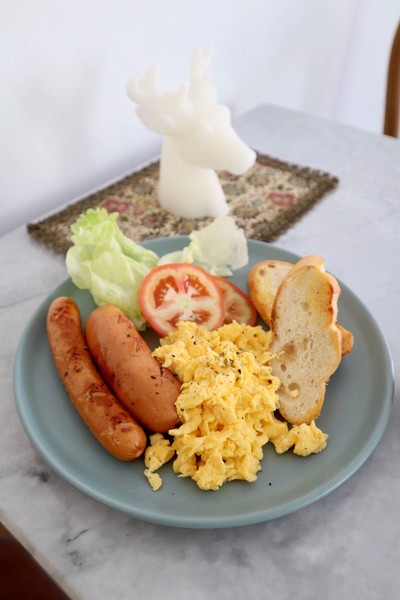 set A ไส้กรอก ไข่ ขนมปังกระเทียม
