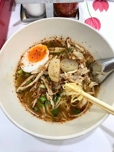 ก๋วยเตี๋ยวไก่ฉีกต้มยำ