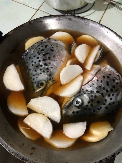 วิธีทำ หัวปลาแซลม่อนต้มซีอิ๊ว วิธีทำ หัวปลาแซลม่อนต้มซีอิ๊ว