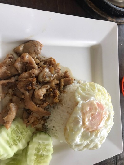 หมูกระเทียมไข่ดาว