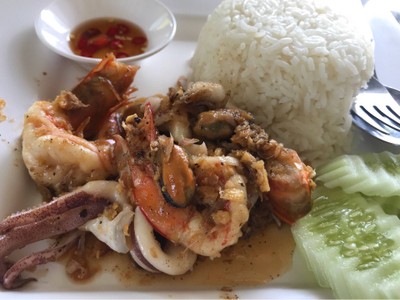 กุ้งหมึกกระเทียมราดข้าว