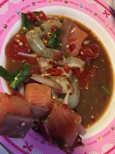 ยำแซลมอล ไข่แดง กุ้ง