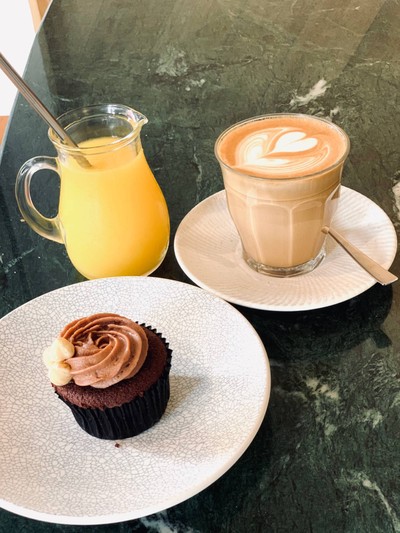 คาปูชิโน น้ำส้ม และ cupcake 