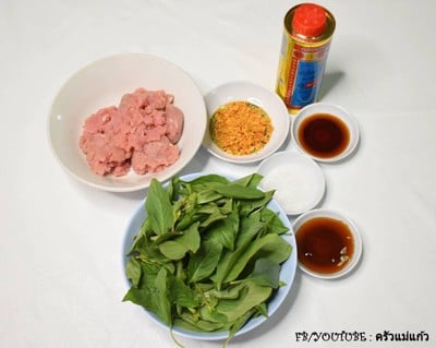 วิธีทำ หมูสับผัดกระเทียมพริกไทยใบโหระพากรอบ