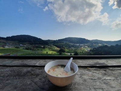 นี้คือข้าวเช้าคะ รสชาติก็ดีอยู่ แต่หมูนั้นมีแต่วิญญาน พร้อมกับกาแฟ น้ำส้ม ไรงี้