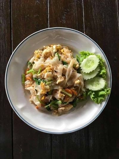 ก๋วยเตี๋ยวคั่วไก่อร่อยไม่แฉะ 60 บาท