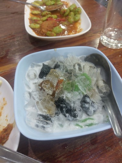 อาหาร หรือ เครื่องดื่ม