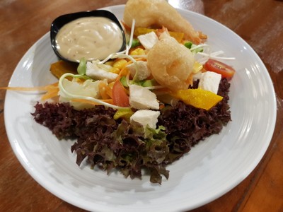 สลัดไก่กรอบ