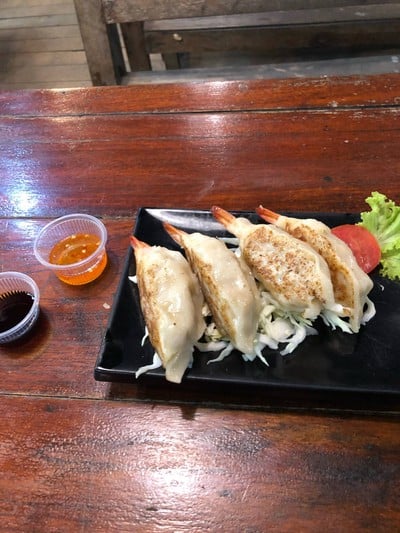 เนื้อแป้งเยอะ ไส้ค่อนข้างน้อย แต่กุ้งสดดี ซอสเป็นจิ๊กโฉ่ว ไม่ค่อยเข้ากัน