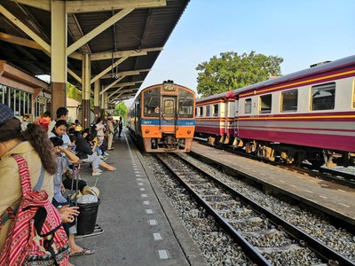 รถไฟกำลังมาแล้ว... 