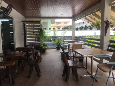 ขึ้นชานบ้านมามีที่นั่งด้านนอก มีห้องน้ำ เดี๋ยวหน้าหนาวมานั่งข้างนอกสงสันจะเพลิน