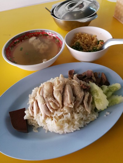 ข้าวหอม ไก่ตอนเนื้อนุ่ม เสิร์ฟพร้อมน้ำซุปราชาติกลมกล่อม 