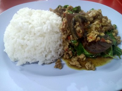 กะเพราไข่เยี่ยวม้า