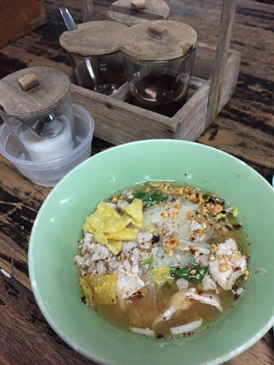 ก๋วยเตี๋ยวหมูต้มยำใบตำลึง