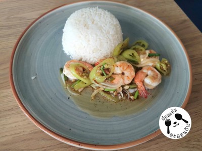 กุ้งผัดพริกสดราดข้าว