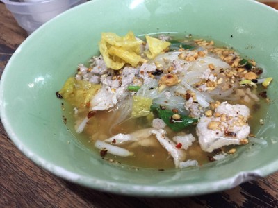 ก๋วยเตี๋ยวหมูต้มยำใบตำลึง