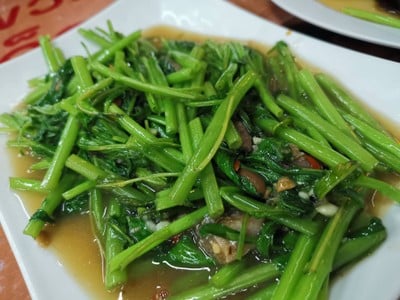 ผัดผักบุ้งใส่ปลาเค็มรสชาดเค็มกำลังดี​ เนื้อปลาเค็มจริงๆ:)​ แต่โดยรวมอร่อยเข้ากับ