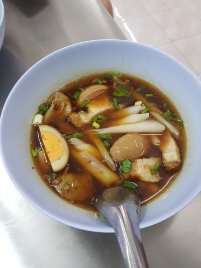 ก๋วยจั๊บน้ำข้น ไข่พะโล้ หมูกรอบ