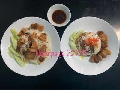 ข้าวผัดน้ำจิ้มซีฟู้ดหมูกรอบ