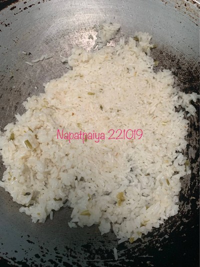วิธีทำ ข้าวผัดน้ำจิ้มซีฟู้ดหมูกรอบ วิธีทำ ข้าวผัดน้ำจิ้มซีฟู้ดหมูกรอบ