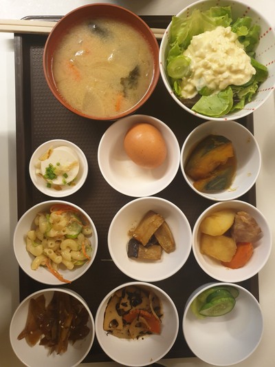 แต่ละวันเครื่องเคียงสลับสับเปลี่ยนกันไป เติมทานได้ไม่อั้น