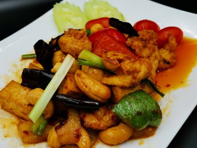 ไก่ผัดเม็ดมะม่วง