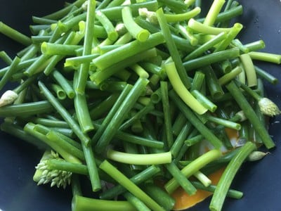 วิธีทำ ดอกหอมผัดไข่ วิธีทำ ดอกหอมผัดไข่