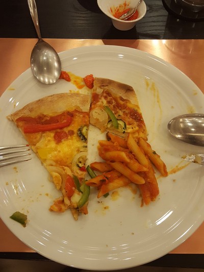 อาหาร หรือ เครื่องดื่ม