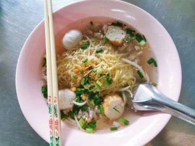 เมนูของร้าน ก๋วยเตี๋ยวลูกชิ้นปลาเจ๊ปุ๊ย ห้าแยกพลับพลาชัย (ลูกชิ้นปลา ทำเอง)