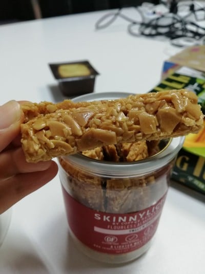 Flourless Almond crunch sweet & salty ราคา 135 บาท